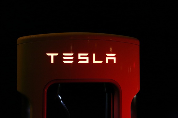Tesla se sépare de 400 employés