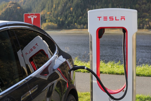 Tesla lance un semi-remorque et une voiture de sport
