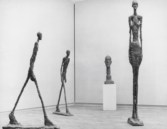 Vue de l’exposition Alberto Giacometti a la Biennale de Venise 1962 photo Bo Boustedt Fondation Giacometti  © Succession Alberto Giacometti (Fondation Giacometti + ADAGP) Paris 2020