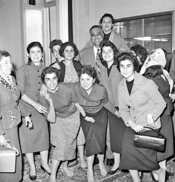 Le président Nasser et les Égyptiennes en 1959