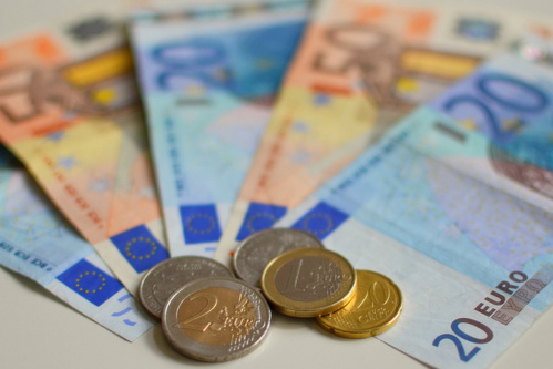 Le SMIC devrait donc augmenter à 1 138 euros nets mensuels à partir du 1er janvier 2014.