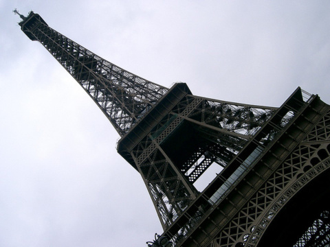 Un centre commercial sous la Tour Eiffel ?