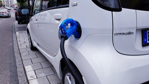Automobile électrique : 100.000 bornes de recharge en France