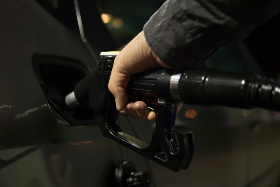 TotalEnergies menace de lever le plafond des prix du carburant