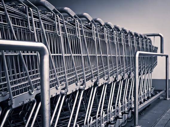 Des étiquettes dans les supermarchés contre la shrinkflation