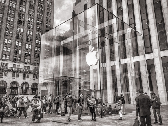 Warren Buffett investit un milliard de dollars dans Apple