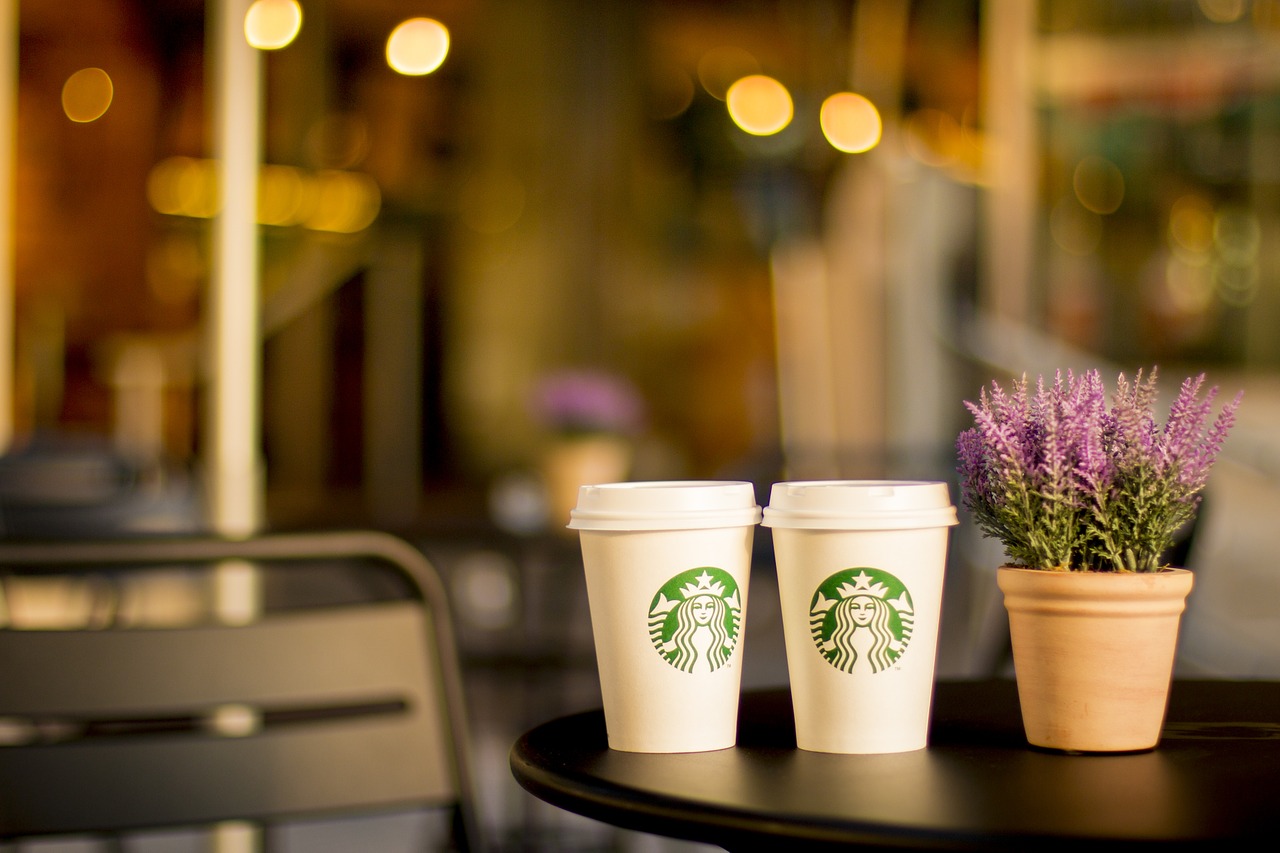 Starbucks ferme des cafés et récompense ses actionnaires