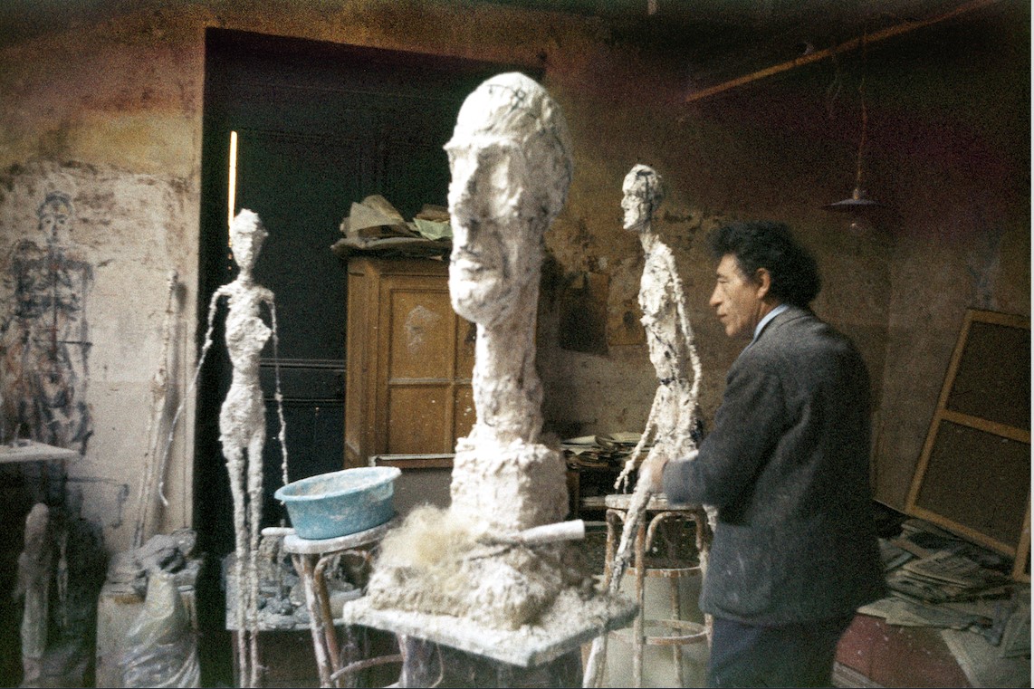 Alberto Giacometti dans l'atelier 1959 Photo Ernst Scheidegger Fondation Giacometti © Succession Alberto Giacometti (Fondation Giacometti + Adagp 2020)