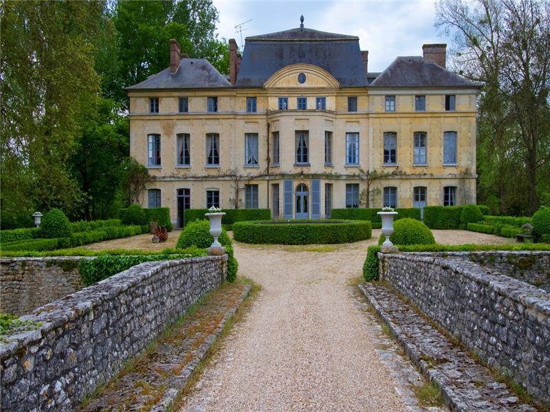 Le château de Catherine Deneuve mis en vente à 4 millions d’euros