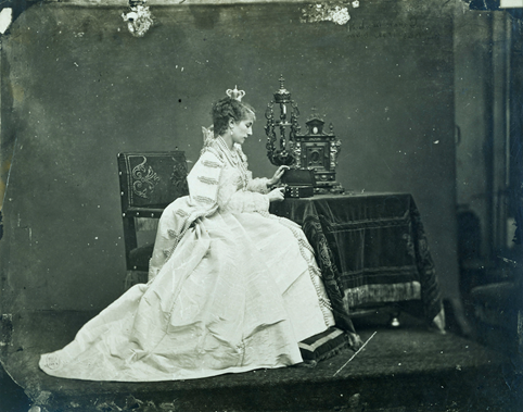 Etienne Carjat, Sarah Bernhart dans le rôle de Dona Maria de Neubourg dans Ruy Blas de Victor Hugo, 1872, ©Paris Musée/Musée Carnavalet