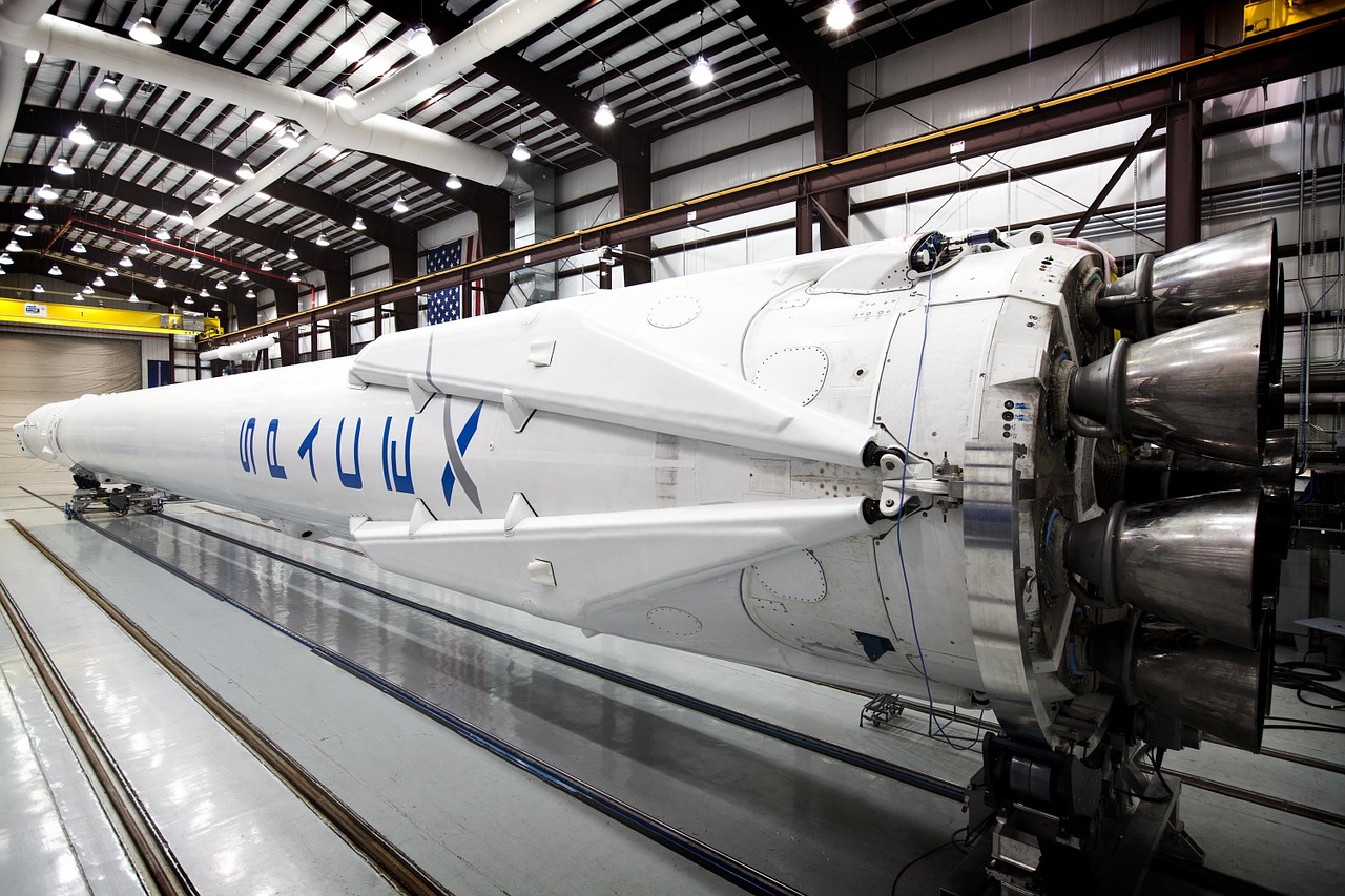 SpaceX pose sa fusée sur une barge en pleine mer