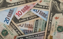 L’euro tombe sous la parité avec le dollar sur fond de craintes