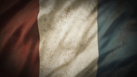 ​Manuel Valls promet à nouveau de baisser les impôts en 2017