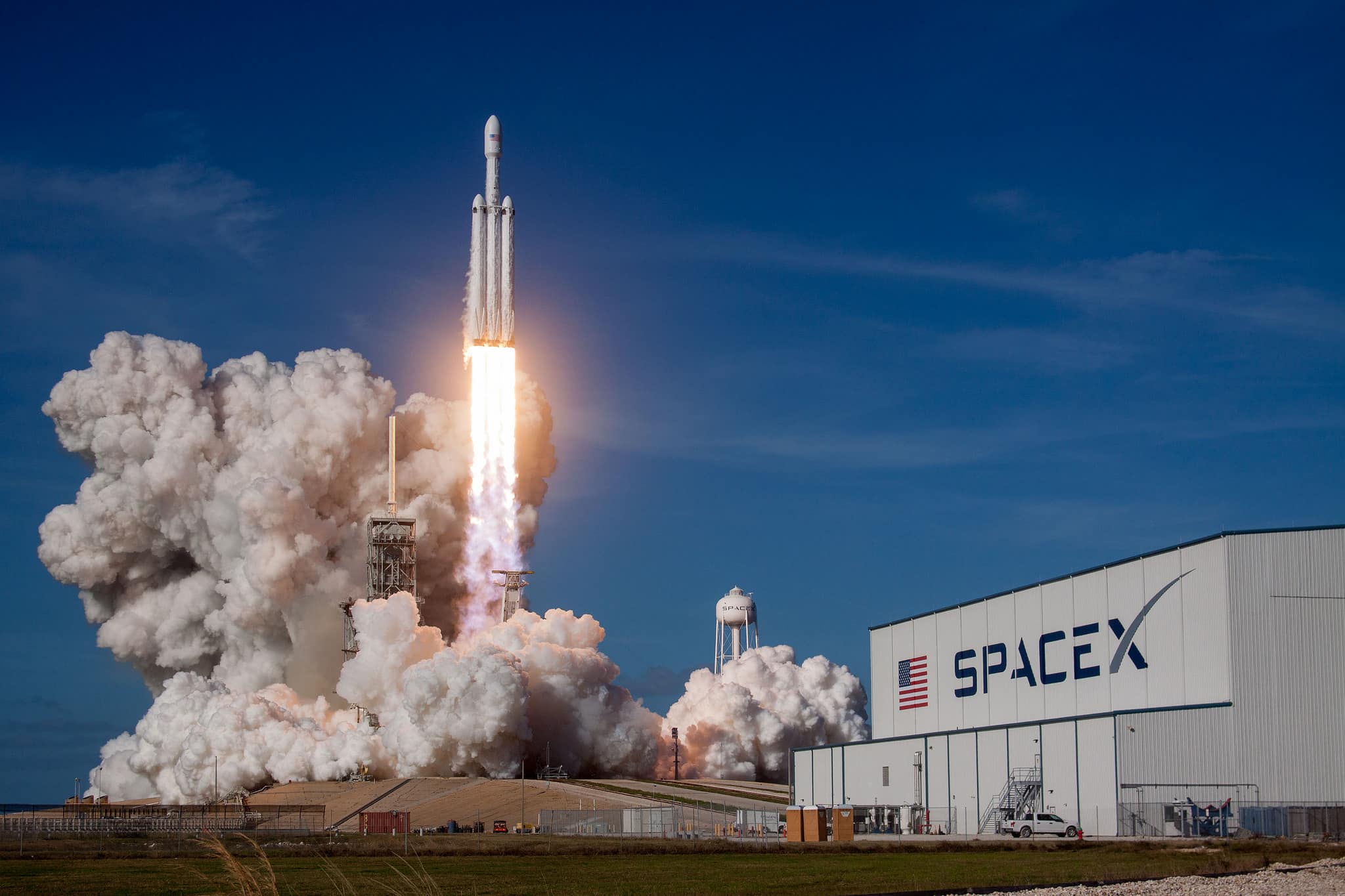 SpaceX réussit le lancement de sa Falcon Heavy