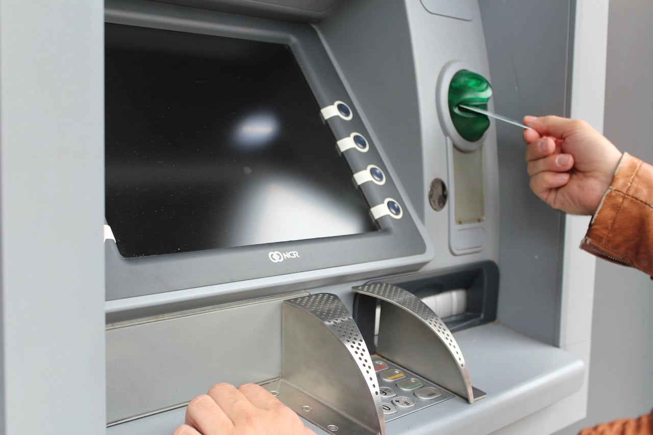 Frais abusifs : les Caisses d'Épargne et les Banques populaires font machine arrière