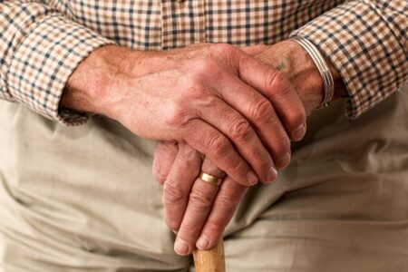 Pourquoi un senior actif sur deux ne boucle pas ses fins de mois
