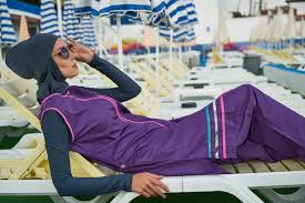 Objet religieux ? Manifestation extérieure du culte ? Simple maillot de bain ? Qu’est-ce que le burkini et quel est son régime juridique ?