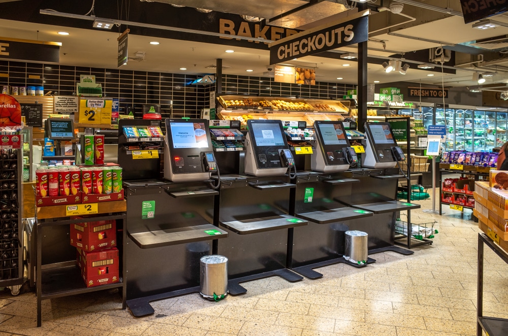 Hypermarché sans caissiers : la justice interdit l’emploi d’animatrices le dimanche