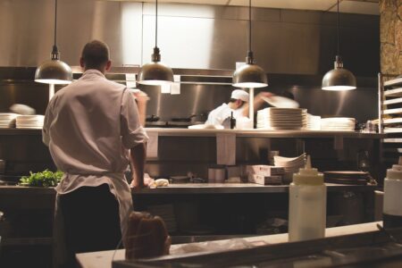 Tourisme : moins de contrôles de la DGCCRF pour les restaurants et les hôtels cet été