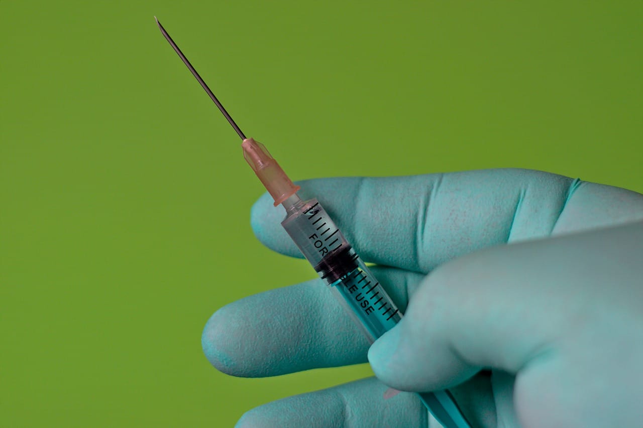 Vaccination obligatoire pour tous : François Bayrou lance le débat