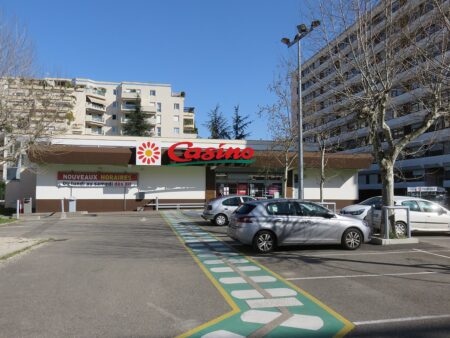 Des bornes de recharge rapide Tesla vont être installées sur une trentaine de sites du groupe Casino