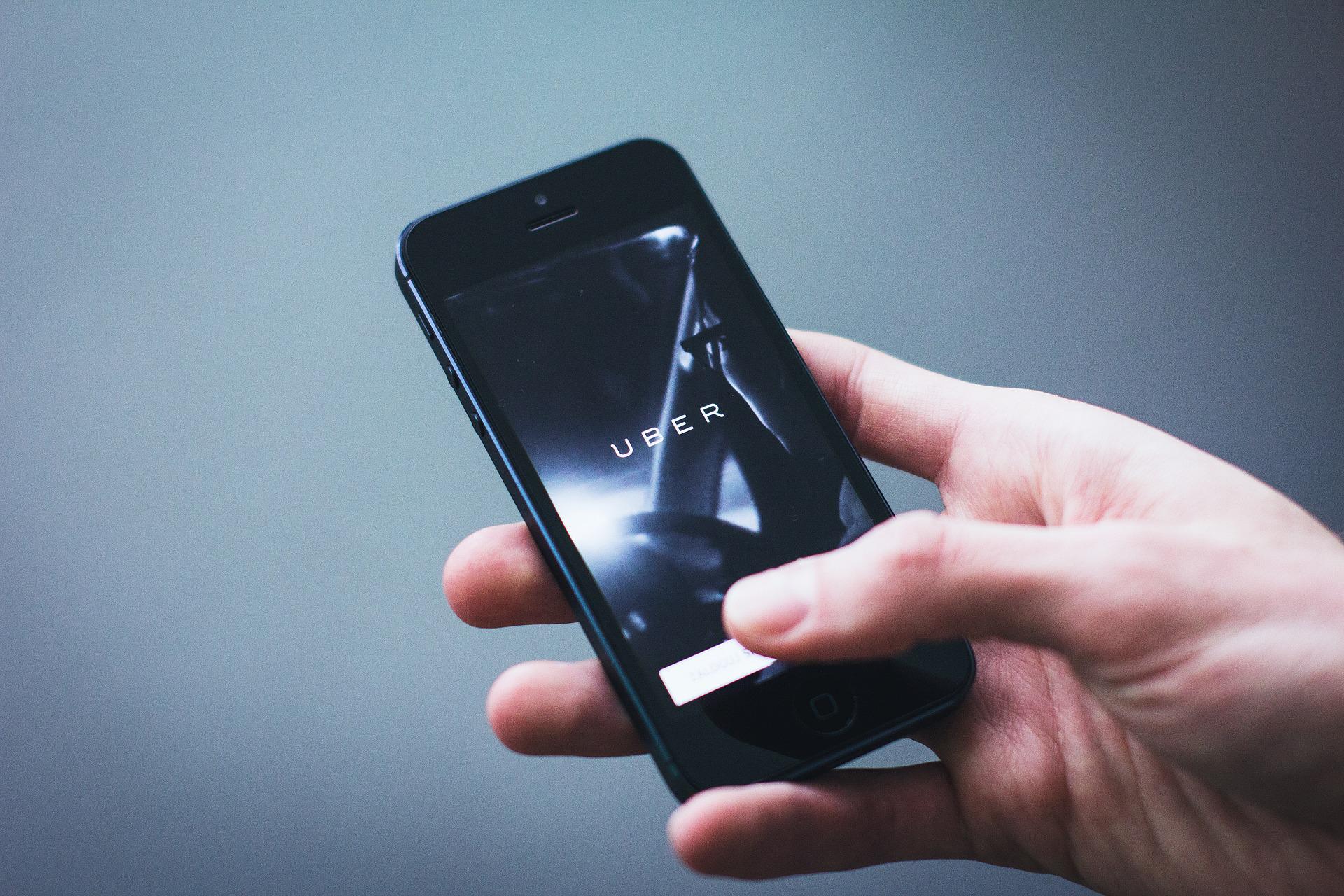 Uber se lance dans la vente de billets de train, de bus et bientôt d’avion