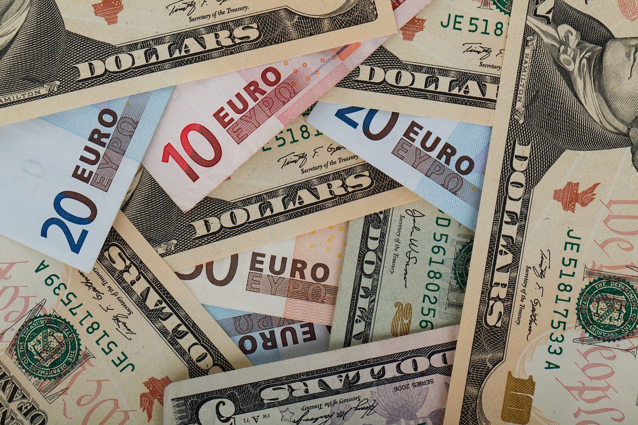 L’euro tombe sous la parité avec le dollar sur fond de craintes