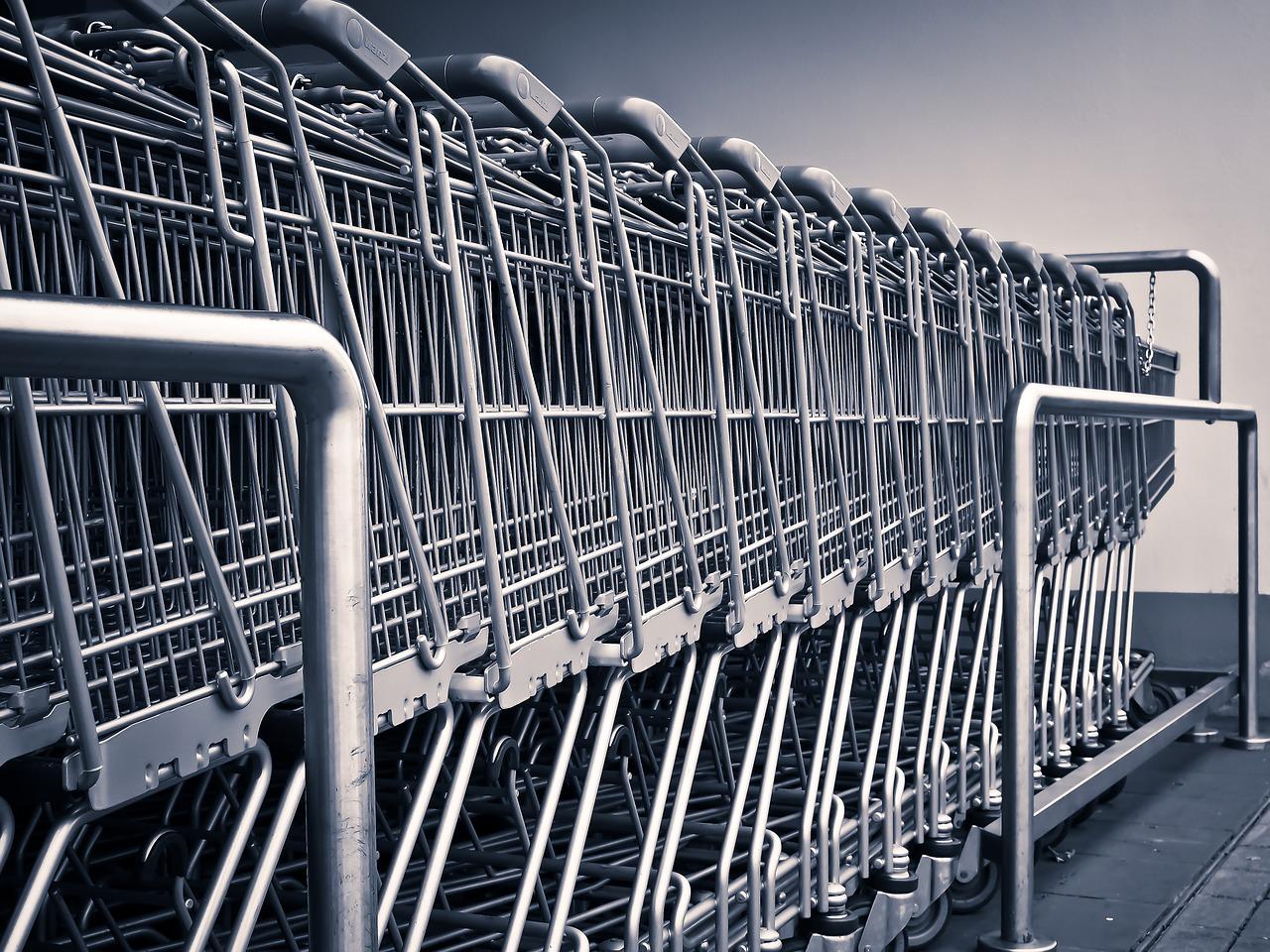 Consommation : les Français achètent moins, mais plus cher