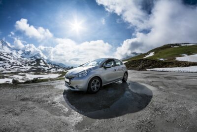 La 208 électrique ne sera pas produite en France, assure Carlos Tavares