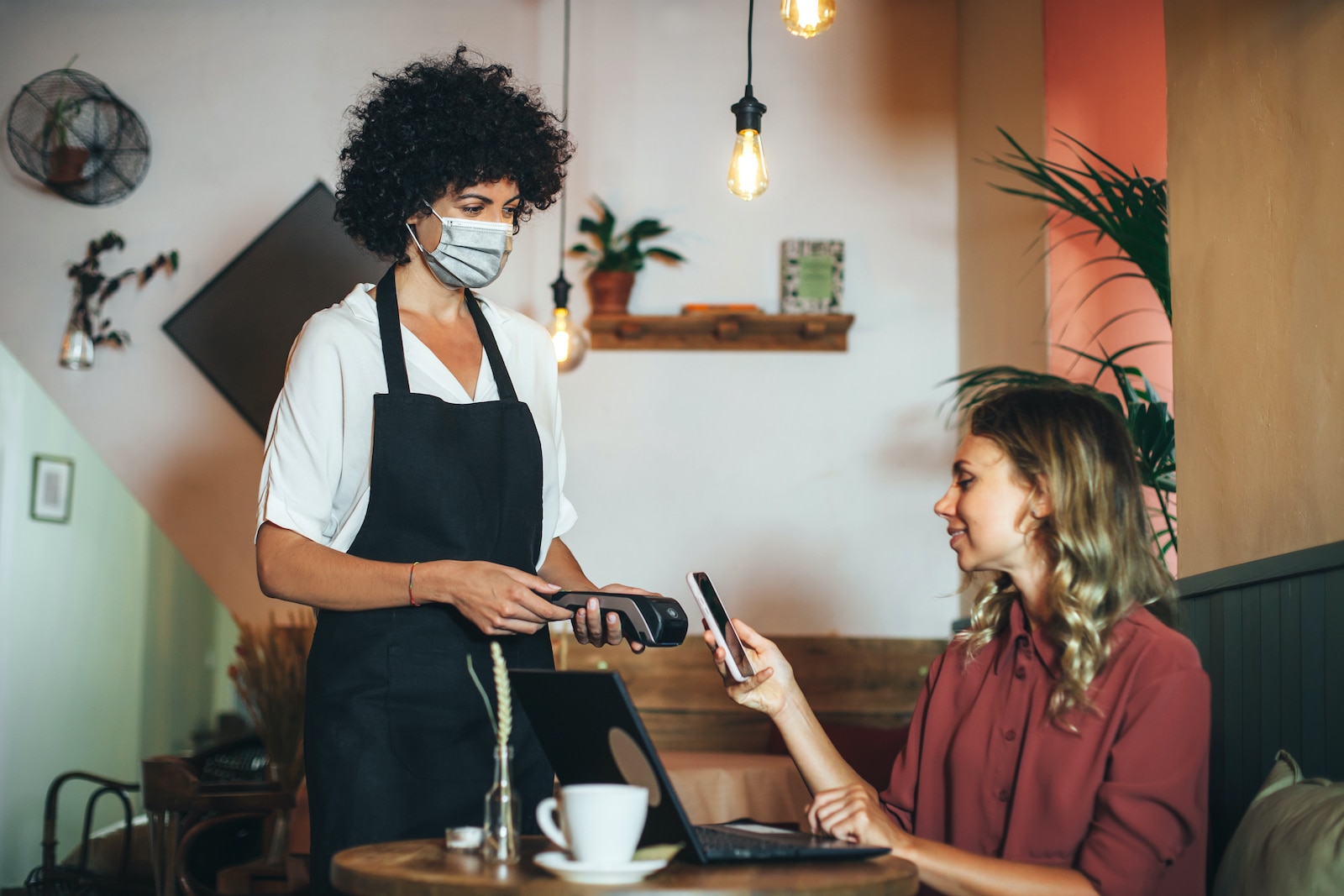 Fin des titres papier : les titres-restaurant seront entièrement dématérialisés en 2025
