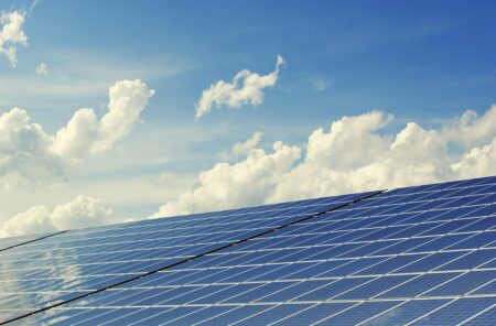 Des millions de panneaux solaires sur les entrepôts français