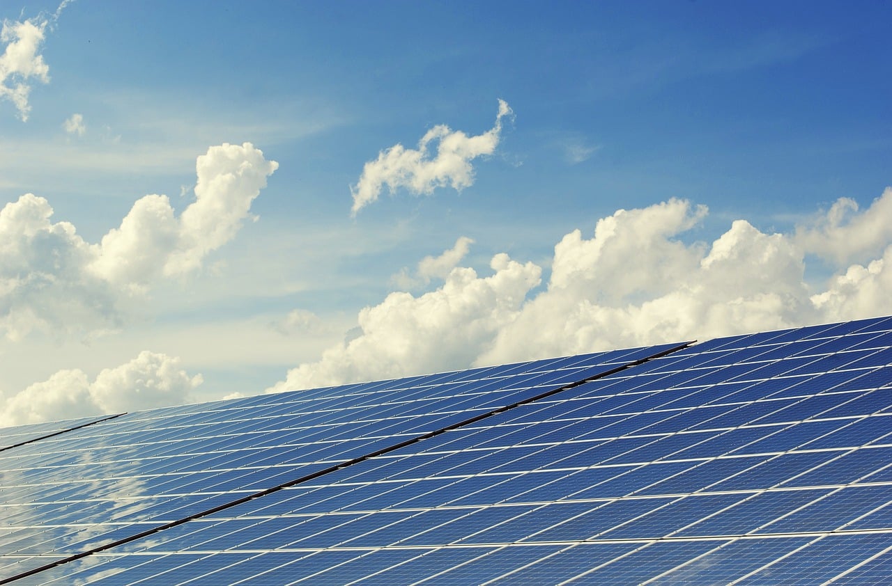 Des millions de panneaux solaires sur les entrepôts français