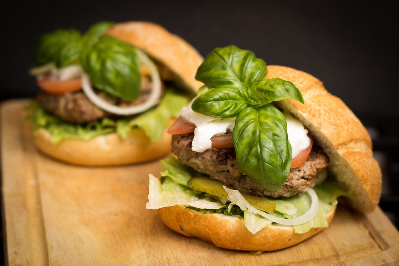 Les produits végétaux peuvent de nouveau être appelés « steak » ou « saucisse »