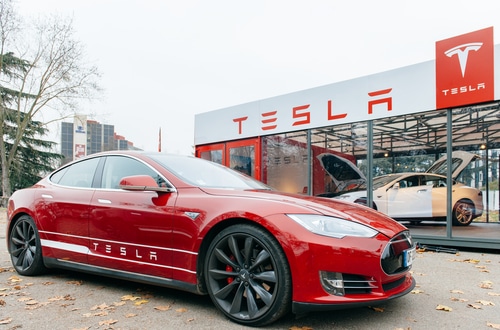 Tesla vend des voitures, sans générer de profits