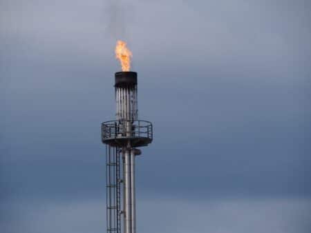 Quatre banques françaises financent les énergies fossiles