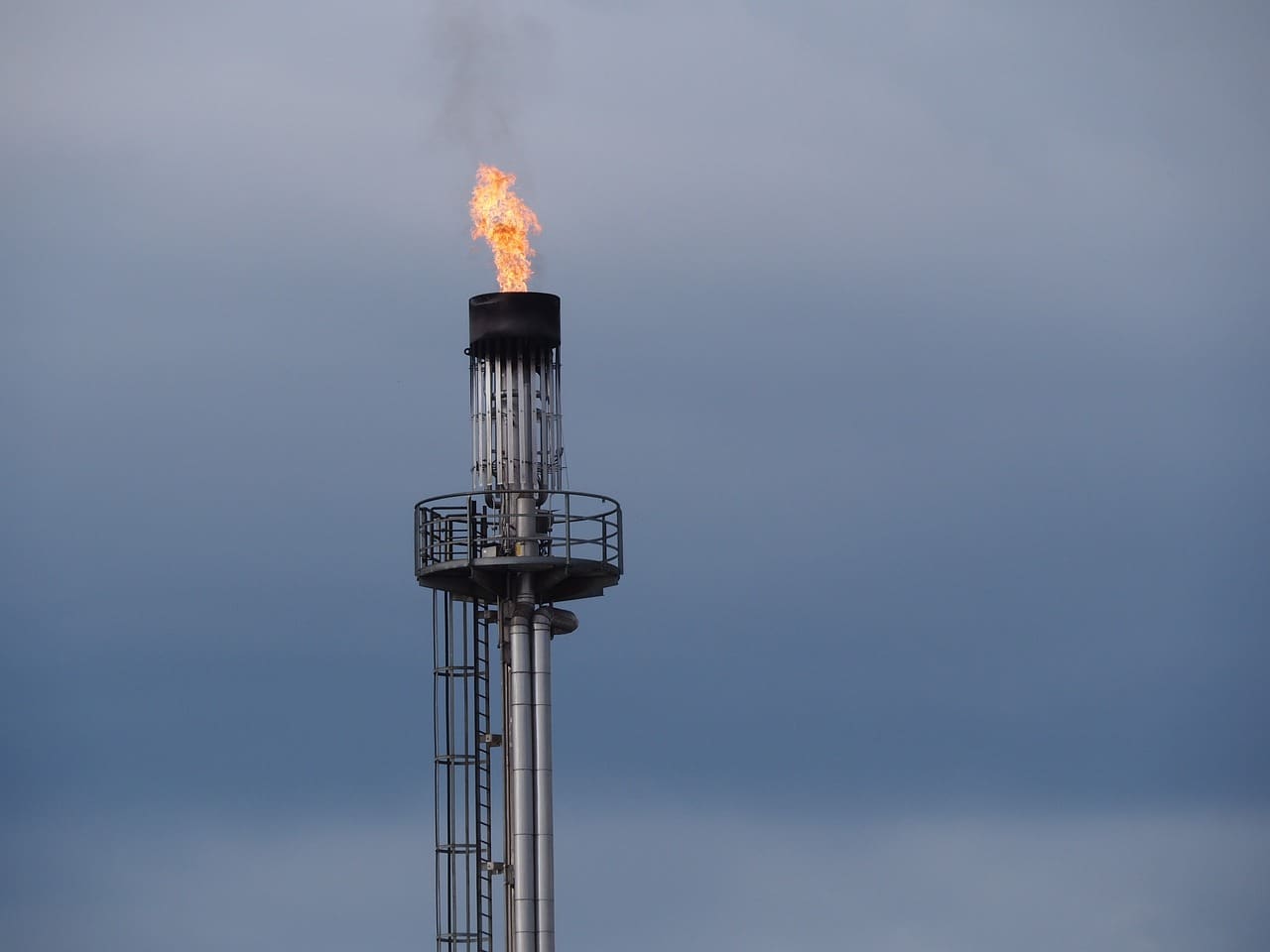 Quatre banques françaises financent les énergies fossiles