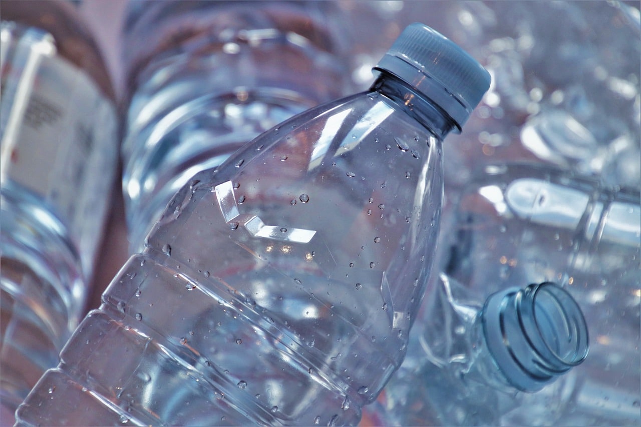 Les bouchons en plastique resteront attachés aux bouteilles