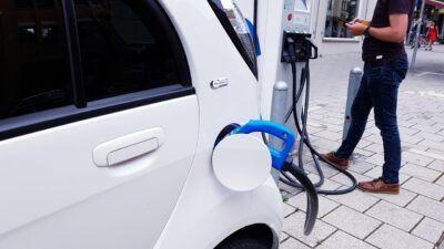 Automobile : l'Europe augmente de 25 % les droits de douane sur les voitures électriques chinoises