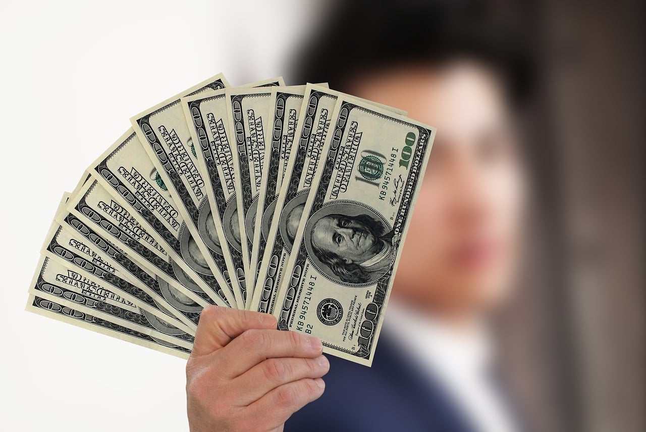 Businessman 3950117 1280