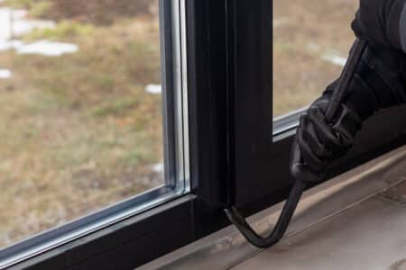 Comprendre et prévenir les cambriolages : signes et mesures de sécurité