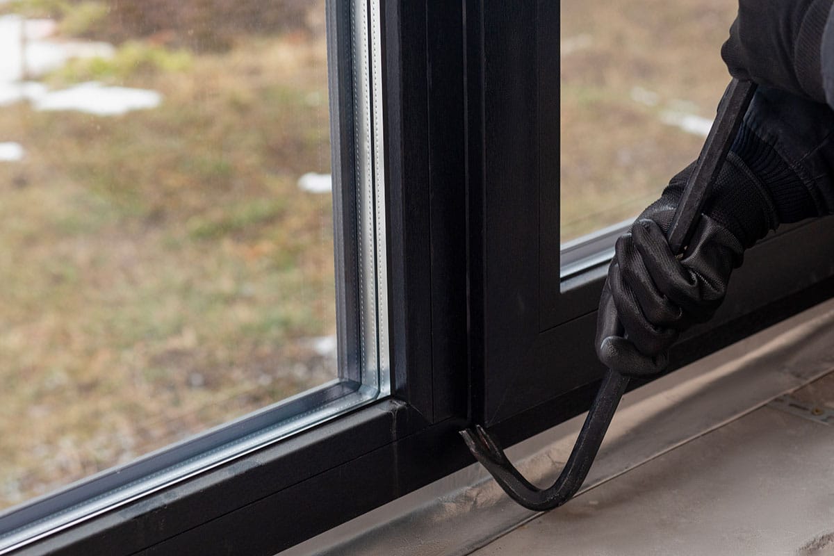 Comprendre et prévenir les cambriolages : signes et mesures de sécurité