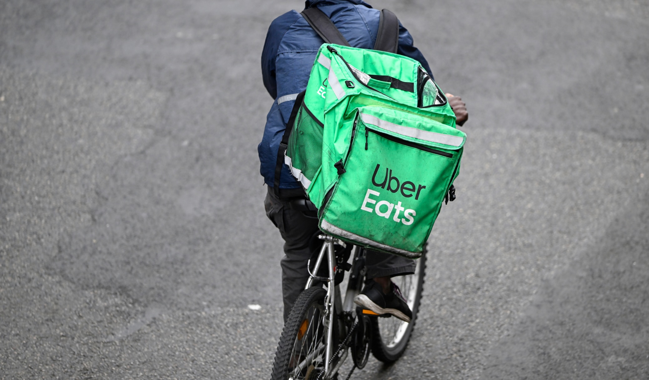 Les livreurs Uber Eats gagnent plus, mais devinez qui va payer la note ?