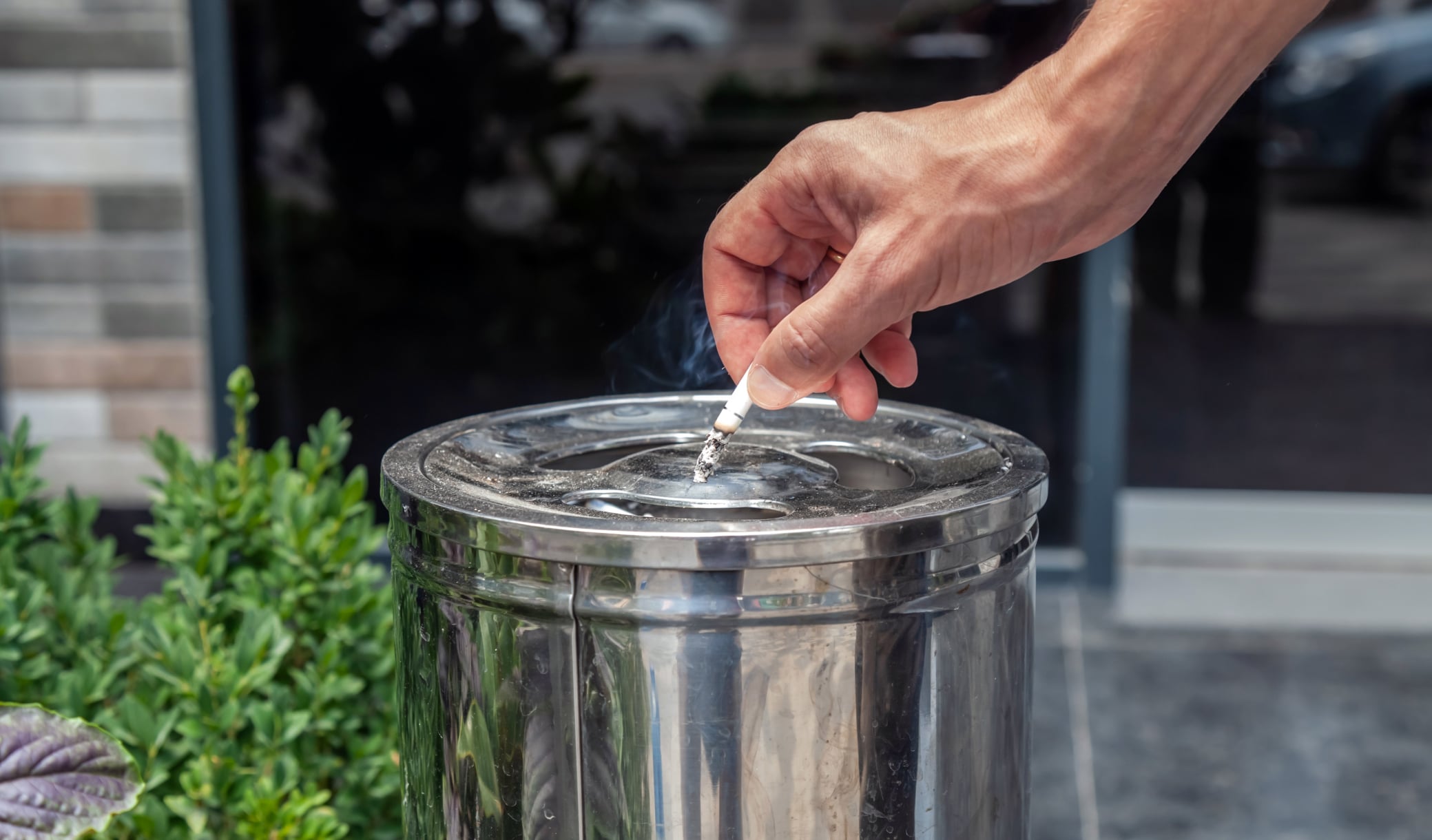 Interdiction de fumer dans les parcs, à la plage ou sous un abribus : la loi entrera en vigueur le 1er juillet