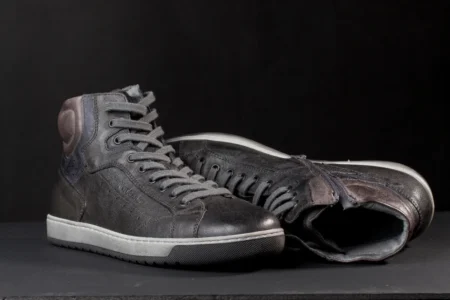 Il suit ses baskets données à La Croix-Rouge… ce qu’il découvre est troublant