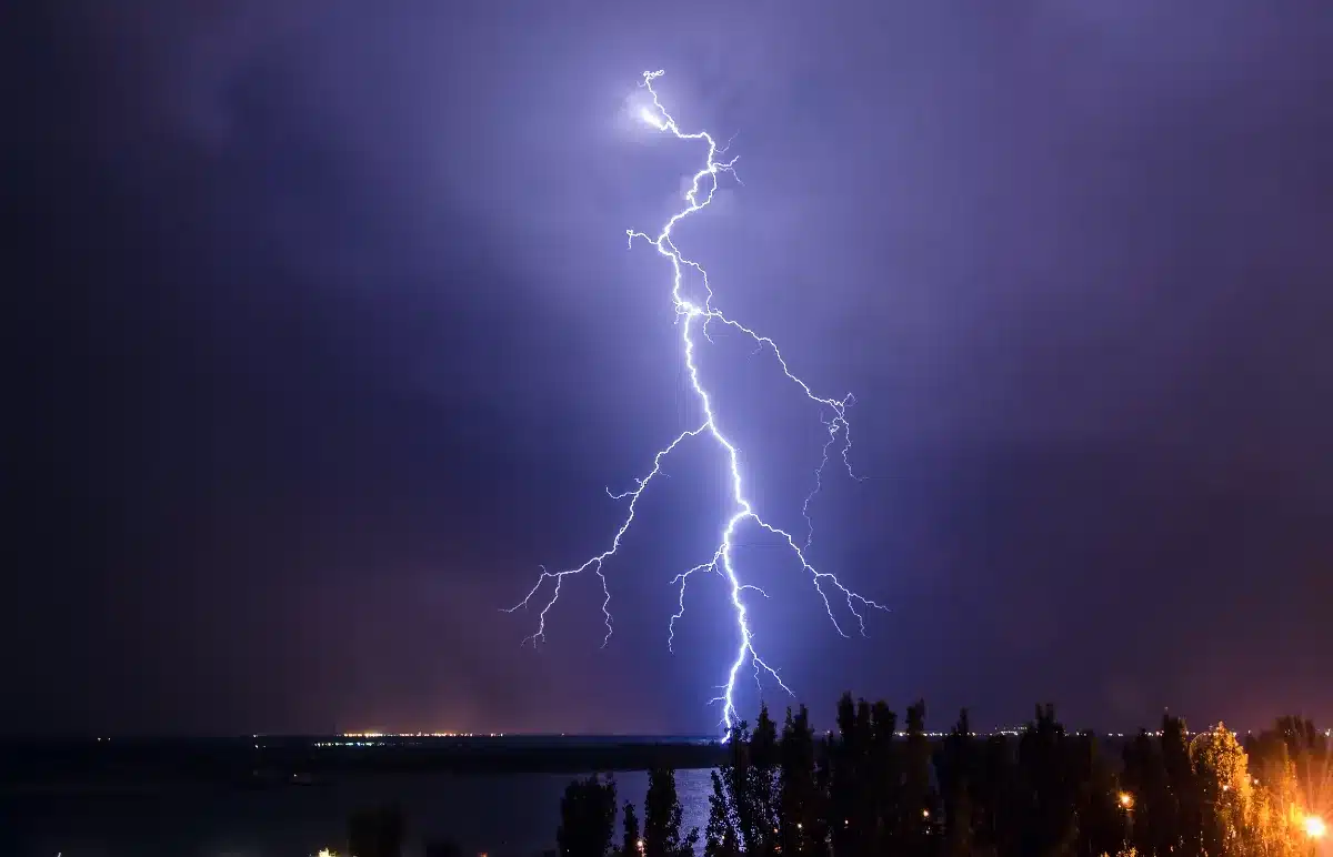 Orages violents : 18 départements français en alerte ce mardi