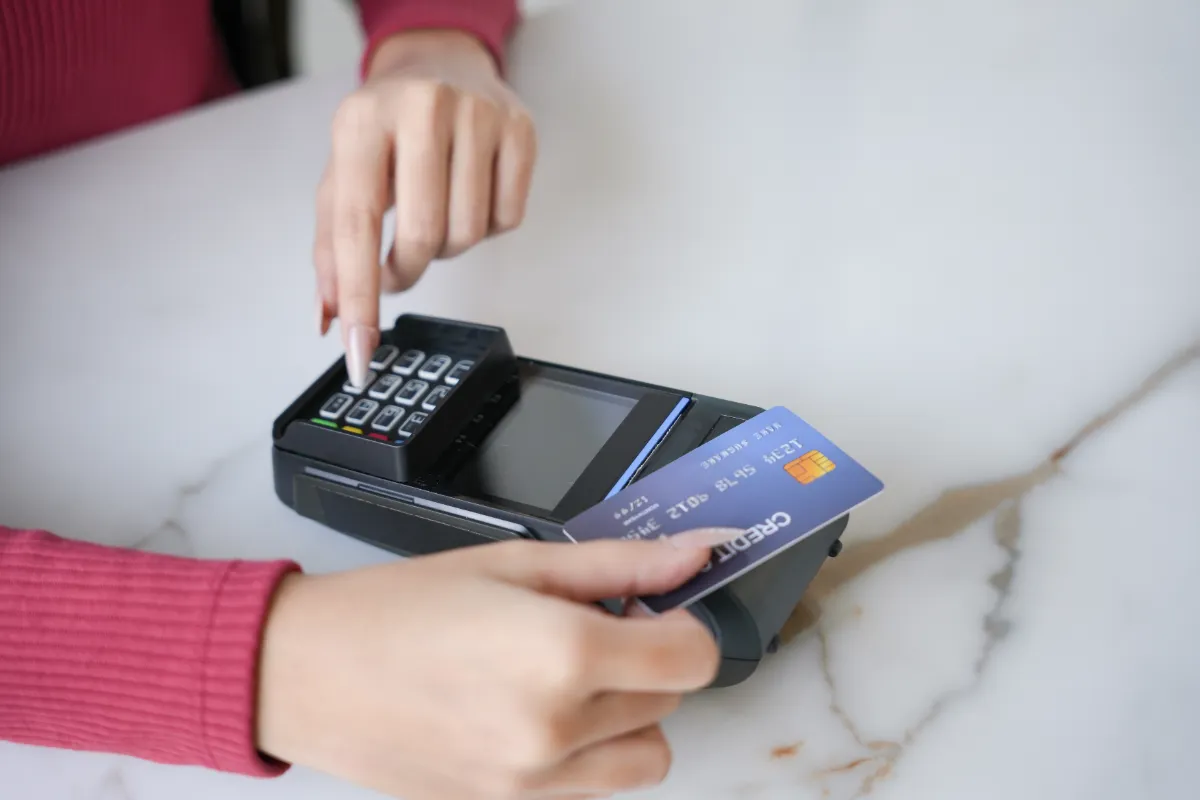 Voyage à l'étranger : comment éviter que votre carte soit bloquée