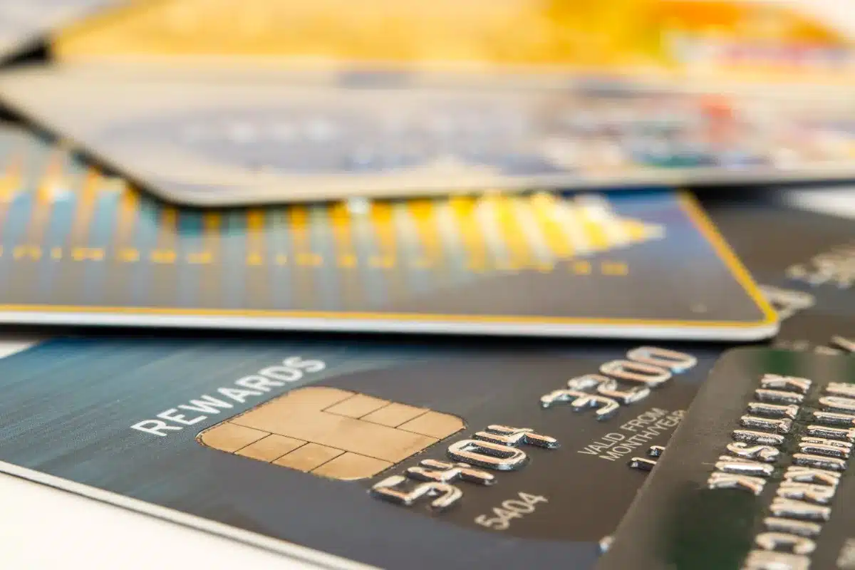 Carte de débit ou de crédit ? Le choix qui piège des milliers de voyageurs chaque année