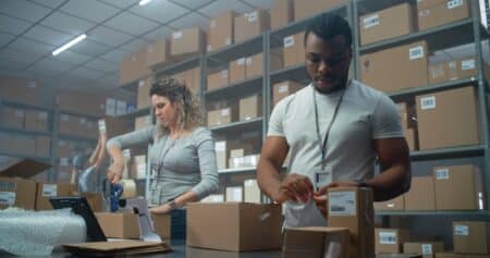 États-Unis : entrée en vigueur de droits de douane sur les colis légers