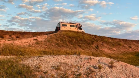 Viré par l’IA, il perd tout : d’un salaire en or à une vie dans une caravane