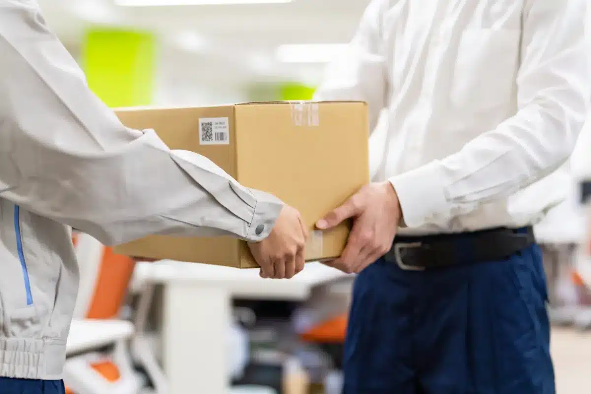 Ouvrir un relais colis à domicile : ça rapporte vraiment autant ?